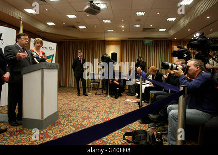 Taoiseach Brian Cowen spricht bei einer Pressekonferenz im Alexander Hotel in Dublin zu den Medien, wo er bestätigte, dass er als Führer seiner regierenden Fianna Fail Partei bleiben werde. Stockfoto