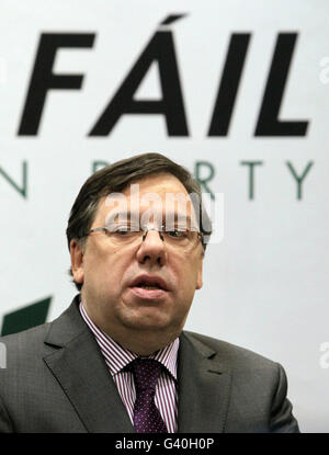 Taoiseach Brian Cowen spricht bei einer Pressekonferenz im Alexander Hotel in Dublin zu den Medien, wo er bestätigte, dass er als Führer seiner regierenden Fianna Fail Partei bleiben werde. Stockfoto