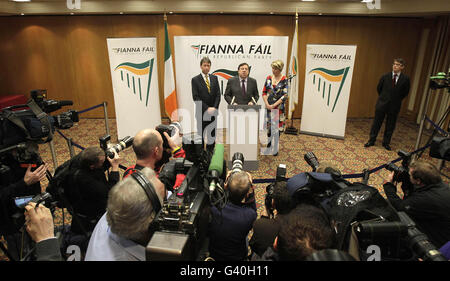 Taoiseach Brian Cowen, flankiert von Parteichef John Curran und Tanaiste Mary Coughlan, spricht bei einer Pressekonferenz im Alexander Hotel in Dublin zu den Medien, wo er bestätigte, dass er als Führer seiner regierenden Fianna Fail Partei bleiben werde. Stockfoto