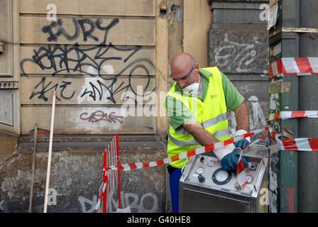 Mailand (Italien), kommunalen Dienst der AMSA (Mailand Unternehmen für Umweltdienstleistungen) für die Reinigung von graffiti Stockfoto