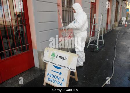 Mailand (Italien), kommunalen Dienst der AMSA (Mailand Unternehmen für Umweltdienstleistungen) für die Reinigung von graffiti Stockfoto