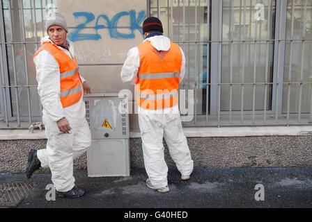 Mailand (Italien), kommunalen Dienst der AMSA (Mailand Unternehmen für Umweltdienstleistungen) für die Reinigung von graffiti Stockfoto