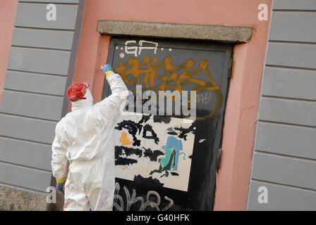 Mailand (Italien), kommunalen Dienst der AMSA (Mailand Unternehmen für Umweltdienstleistungen) für die Reinigung von graffiti Stockfoto