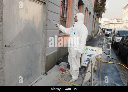 Mailand (Italien), kommunalen Dienst der AMSA (Mailand Unternehmen für Umweltdienstleistungen) für die Reinigung von graffiti Stockfoto