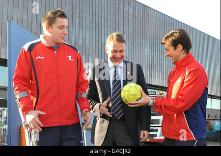 BOA Chief Executive und Team GB Chef De Mission Andy wird von den olympischen Handball-Teammitgliedern Bobby White (links) und Dani Sposi (rechts) in der Handball Arena, im Londoner Olympiastadion 2012, das in Stratford im Bau ist, flankiert. DRÜCKEN SIE VERBANDSFOTO. Bilddatum: Mittwoch, 19. Januar 2011. Britische Handballspieler werden erstmals bei den Olympischen Spielen 2012 in London antreten, teilte die British Olympic Association (BOA) mit. Nach monatelanger Frustration, einschließlich Kürzungen der Mittel und der Zwang, ihre Wettbewerbsfähigkeit zu beweisen, haben die Männer- und Frauenteams die Zustimmung dazu erhalten Stockfoto