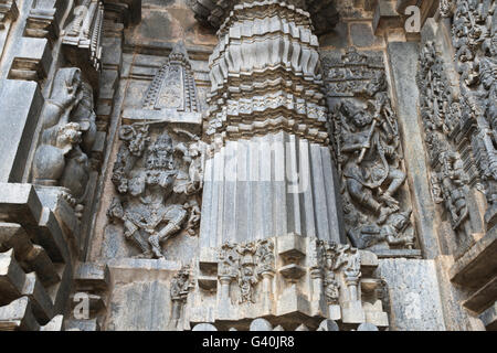 Wandrelief Panel. (von links) tanzen, Kali und Shiva tanzen auf Dämon (Andhakasura), Chennakesava Tempel, Belur Karnataka Indien Stockfoto