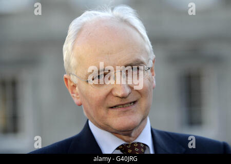 Der grüne Parteiführer John Gormley fordert während einer Pressekonferenz vor dem Leinster House in Dublin eine Parlamentswahl im März. Stockfoto