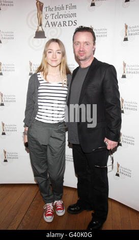 Saiorse Ronan und ihr Vater Paul bei der Einführung der Irish Film and Television Awards 2011 im Mansion House in Dublin, wo Morgan O'Sullivan von Mary Hanafin, TD-Ministerin für Tourismuskultur und Sport, als Gewinner des „Outstanding Contribution to Industry Award“ bekannt gegeben wurde. Stockfoto