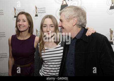 (Von links) die Schauspieler Sarah Flood, Saiorse Ronan und Eamon Morrissey bei der Einführung der Irish Film and Television Awards 2011 im Dubliner Herrenhaus, wo Morgan O'Sullivan von Mary Hanafin, TD-Ministerin für Tourismuskultur und Sport, als Gewinner des „Outstanding Contribution to Industry Award“ bekannt gegeben wurde. Stockfoto