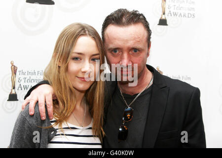 Saiorse Ronan und ihr Vater Paul bei der Einführung der Irish Film and Television Awards 2011 im Mansion House in Dublin, wo Morgan O'Sullivan von Mary Hanafin, TD-Ministerin für Tourismuskultur und Sport, als Gewinner des „Outstanding Contribution to Industry Award“ bekannt gegeben wurde. Stockfoto