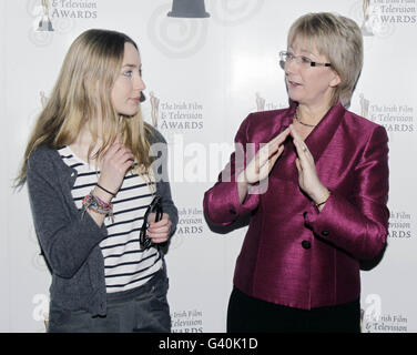 Saiorse Ronan bei der Eröffnung der Irish Film and Television Awards 2011 im Dubliner Mansion House, wo Morgan O'Sullivan von Mary Hanafin (rechts), TD, Ministerin für Tourismuskultur und Sport, als "Outstanding Contribution to Industry Award" ausgezeichnet wurde. Stockfoto