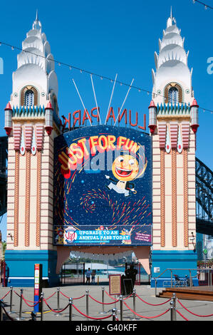 Blick auf Sydney Harbour Bridge und Eingang ragt bei Luna Park Sydney, Milsons Point, Sydney, New South Wales, Australia Stockfoto