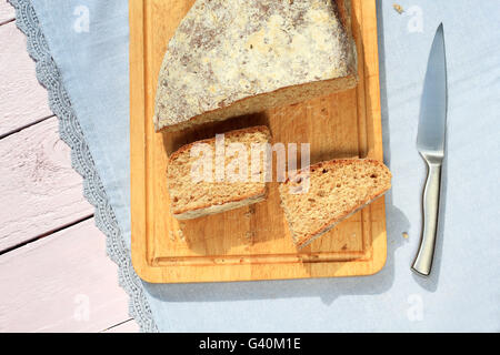 Hause, frisch gebackenes Soda Brot auf Holzbrett, Nahaufnahme Stockfoto