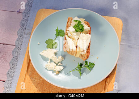 Frisches, gesundes Frühstück, ein Stück Soda Brot mit Butter und Quark Stockfoto