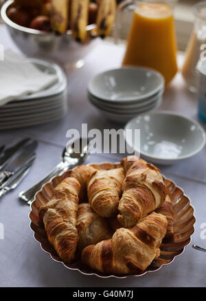 Frisch gebackene Croissants auf dem Frühstückstisch Stockfoto