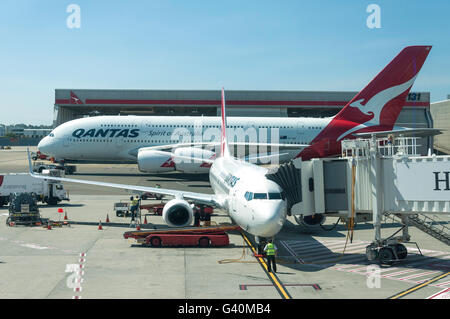 Qantas Boeing Dreamliner und Airbus A380 Flugzeuge am Flughafen Sydney Kingsford Smith, Maskottchen, Sydney, New South Wales, Australien Stockfoto