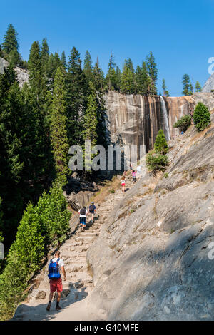 Junger Mann am Wanderweg zum Vernal Fall, Wasserfall, Nebel Trail, Yosemite Tal, Yosemite-Nationalpark Stockfoto