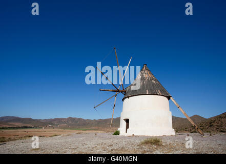 Windmühle in den Parque Natural Cabo de Gata-Nijar, Naturpark, Andalusien, Spanien, Europa Stockfoto