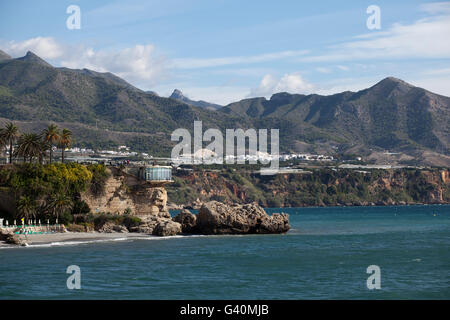 Blick von Nerja und die Sierra de Tejeda, Costa Del Sol, Andalusien, Spanien, Europa Stockfoto