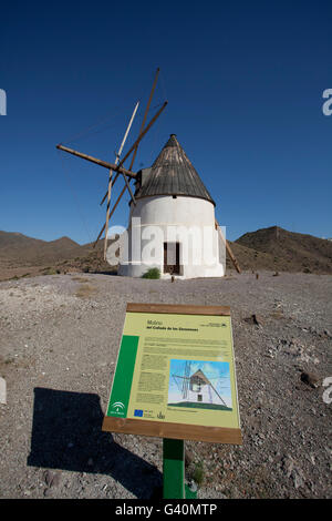 Windmühle im Parque Natural de Cabo de Gata-Nijar, Andalusien, Spanien, Europa Stockfoto