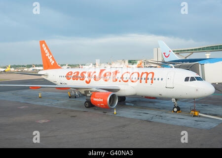 EasyJet Airbus A320 Flugzeug am Gate, Nord-Terminal, Flughafen London-Gatwick, Crawley, West Sussex, England, Vereinigtes Königreich Stockfoto