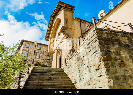 Das Pfarrhaus von St. Nikolaus. Die Kirche befindet sich direkt vor dem Palazzo del Podestà, Radda in Chianti Stockfoto