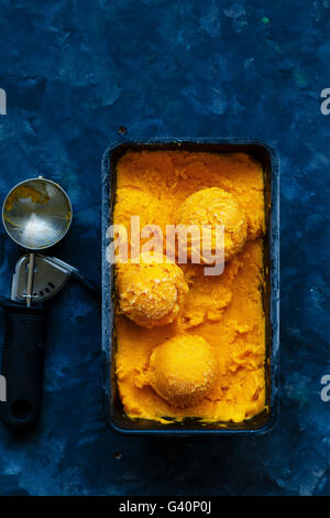 Hausgemachte Mango-Sorbet in der Dose Stockfoto