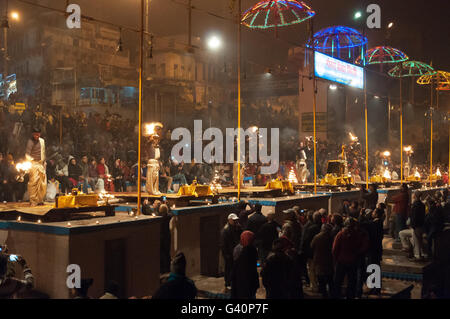 Nicht identifizierte indischen Priester führt religiöse Ganga Aarti Zeremonie oder Feuer Puja am Dashashwamed ghat Stockfoto