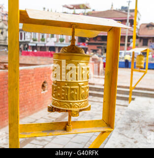 Gelbe farbige Gebetsmühlen stellte in Patan Durbar Square in Kathmandu, Nepal. Stockfoto