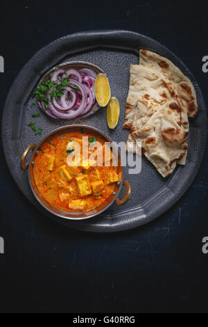 Paneer Butter Masala mit Nan & Salat serviert Stockfoto