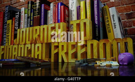 3D Rendering Bild des Wortes Weg zur finanziellen Freiheit mit Bücher-Hintergrund Stockfoto