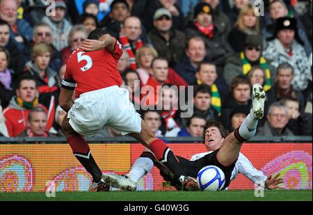 Fußball - FA Cup - Dritte Runde - Manchester United gegen Liverpool - Old Trafford. Rio Ferdinand von Manchester United (links) und Fernando Torres von Liverpool (rechts) kämpfen um den Ball Stockfoto