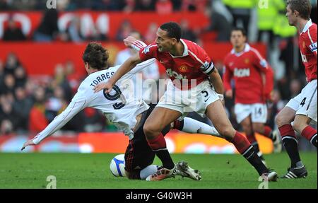 Fußball - FA Cup - Dritte Runde - Manchester United gegen Liverpool - Old Trafford. Rio Ferdinand von Manchester United (rechts) und Fernando Torres von Liverpool (links) kämpfen um den Ball Stockfoto