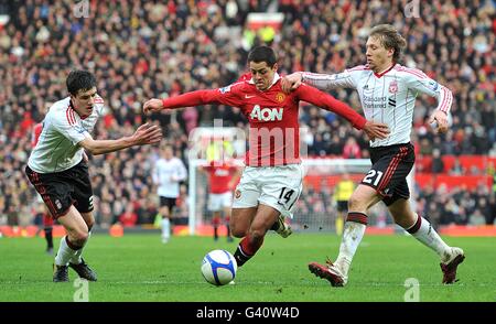 Liverpools Leiva Lucas (rechts) und Martin Kelly (links) kämpfen um Der Ball mit Javier Hernandez von Manchester United (Mitte) Stockfoto