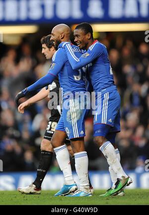 Fußball - FA Cup - Dritte Runde - Chelsea / Ipswich Town - Stamford Bridge. Chelsea's Salomon Kalou (rechts) feiert mit Teamkollege Nicolas Anelka (links), nachdem er das Eröffnungstreffer erzielt hat Stockfoto