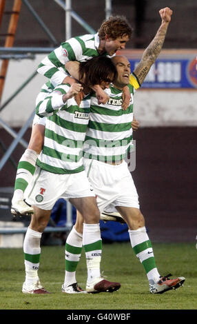 Daniel Majstorovic (rechts) von Celtic feiert sein Tor mit den Teamkollegen Georgios Samaras und Thomas Rogne beim Spiel der vierten Runde des Scottish Cups im Seilfield Park, Berwick. Stockfoto