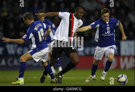 Fußball - FA Cup - Dritte Runde - Leicester City / Manchester City - Walkers Stadium. Patrick Vieira von Manchester City (Mitte) kämpft mit Richie Wellens von Leicester City (links) und Andy King (rechts) um den Ball Stockfoto