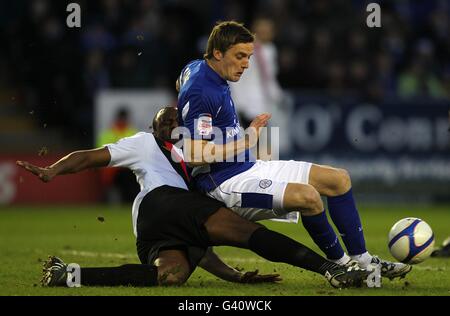 Fußball - FA Cup - Dritte Runde - Leicester City / Manchester City - Walkers Stadium. Patrick Vieira von Manchester City (links) und Andy King von Leicester City (rechts) kämpfen um den Ball Stockfoto