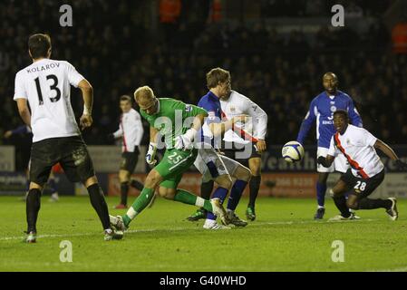 Manchester City Torwart Joe Hart (2. Links) Zusammenstöße mit Andy King (Mitte) von Leicester City, der ihr Tor schießt Zweites Tor Stockfoto