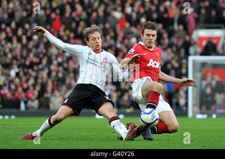 Fußball - FA Cup - Dritte Runde - Manchester United gegen Liverpool - Old Trafford. Michael Carrick von Manchester United (rechts) und Leiva Lucas von Liverpool (links) kämpfen um den Ball Stockfoto