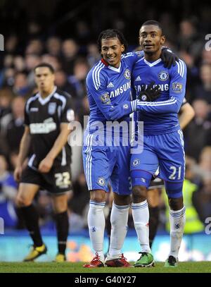 Chelsea's Salomon Kalou (rechts) feiert mit Teamkollege Patrick Van Aanholt (Links) nach dem Scroing des Eröffnungstreffens Stockfoto