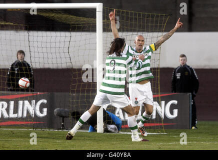 Daniel Majstorovic (rechts) von Celtic feiert sein Tor mit Teamkollege Georgios Samaras während des Spiels der vierten Runde des Scottish Cups im Seilfield Park, Berwick. Stockfoto