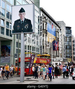 Checkpoint Charlie (Checkpoint C) Friedrichstraße war der bekannteste Berliner Mauer-Grenzübergang zwischen Ost- und West-Berlin während des Kalten Krieges. Deutschland Stockfoto