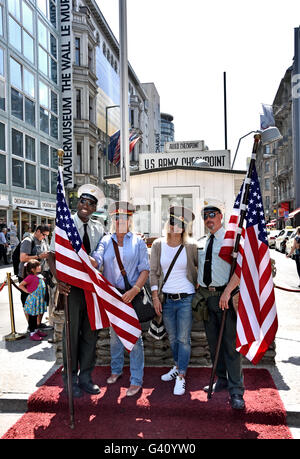 Checkpoint Charlie (Checkpoint C) Friedrichstraße war der bekannteste Berliner Mauer-Grenzübergang zwischen Ost- und West-Berlin während des Kalten Krieges. Deutschland Stockfoto