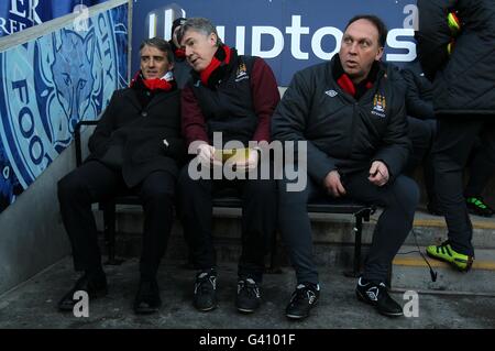 (Von links nach rechts) Manchester City Manager Roberto Mancini, Assistant Manager Brian Kidd und Trainer David Platt vor dem Start Stockfoto