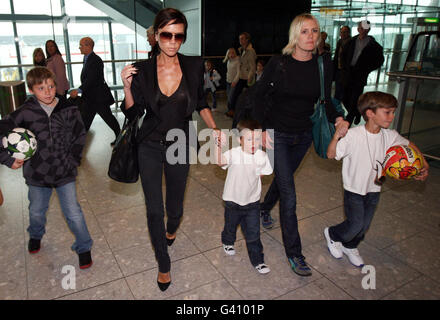 Archivbild, datiert 10/04/2009, Victoria Beckham kommt von Mailand am Terminal 5 am Flughafen Heathrow, Middlesex, mit Söhnen Brooklyn (links), Romeo (rechts) und Cruz an. Stockfoto