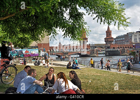 Beach-Volley-Ball in der Nähe Oberbaum Brücke (Oberbaumbrücke) Friedrichshain/Kreuzberg, die East Side Gallery Deutsch Berliner Mauer durch die Spree Wand ehemalige Grenze Kreuzberg Deutschland Stockfoto