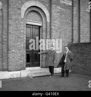 Die Tür der Dulwich College Picture Gallery, wo acht Gemälde bei einem Überfall gestohlen wurden. Stockfoto