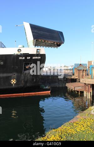 Tür der Bug der Fähre, die Isle of Arran, betrieben von Caledonian MacBrayne in Ardrossan, Schottland, wie es geht, Laderampe. Stockfoto