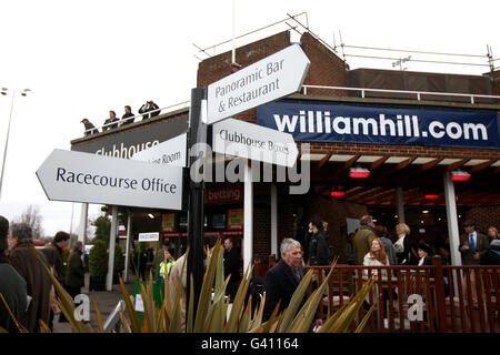 Pferderennen - William Hill Super Saturday - Kempton Park. Gesamtansicht des Clubhauses im Kempton Park Stockfoto